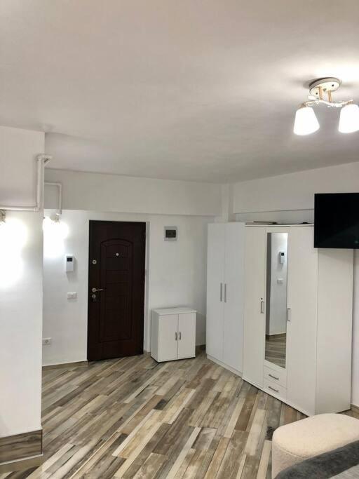 Garsoniera- Bulevard Dem Radulescu Ramnicu Valcea Exterior foto